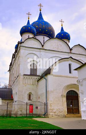 Suzdal, Russia, 05.09.2022. Cattedrale della Natività della Vergine. Chiesa ortodossa dei secoli XIII-XVI (poster 'Cattedrale della Natività di t Foto Stock