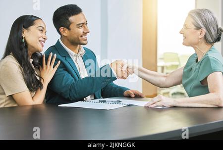 È stato un piacere, una giovane coppia che ha superato un po' di lavoro cartaceo durante un incontro con il loro consulente finanziario. Foto Stock