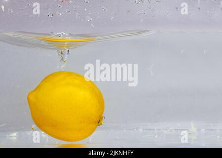 Spruzzi d'acqua di limone, isolati su sfondo bianco Foto Stock