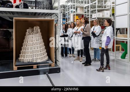 I visitatori vengono guidati e istruiti sui pezzi d'arte in un deposito d'arte Boijmans van Beuningen con un pezzo in impalcatura Foto Stock