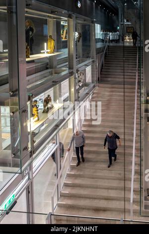 Persone che scendono scala e gruppo visita interno corridoio centrale di Boijmans van Beuningen deposito arte magazzini Foto Stock