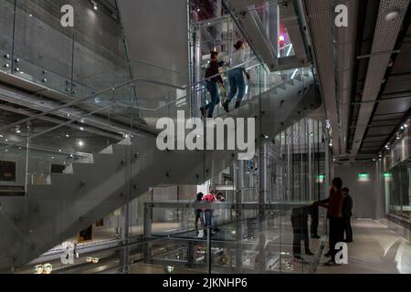 Scala interna corridoio di Boijmans van Beuningen magazzino d'arte magazzini e visitatori a piedi Foto Stock