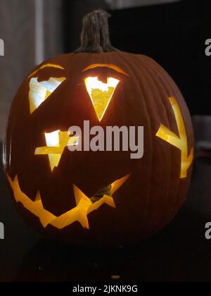 Una foto verticale di una zucca intagliata per Halloween Foto Stock