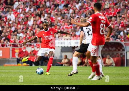 Lisbona, Portogallo. 03rd ago 2022. Florentino Luis di Benfica (L) visto in azione durante la gara di qualificazione della UEFA Champions League 3rd tra SL Benfica e FC Midtjylland allo stadio Estadio da Luz. Punteggio finale; SL Benfica 4:1 FC Midtjylland. Credit: SOPA Images Limited/Alamy Live News Foto Stock