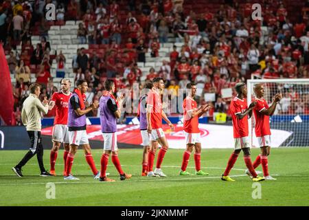 Lisbona, Portogallo. 03rd ago 2022. I giocatori di SL Benfica rallegrano il pubblico durante la partita di qualificazione della UEFA Champions League 3rd tra SL Benfica e FC Midtjylland allo stadio Estadio da Luz. Punteggio finale; SL Benfica 4:1 FC Midtjylland. Credit: SOPA Images Limited/Alamy Live News Foto Stock