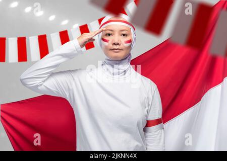 Le donne indonesiane celebrano la giornata dell'indipendenza indonesiana il 17 agosto con gesti rispettosi. Giornata dell'indipendenza indonesiana Foto Stock