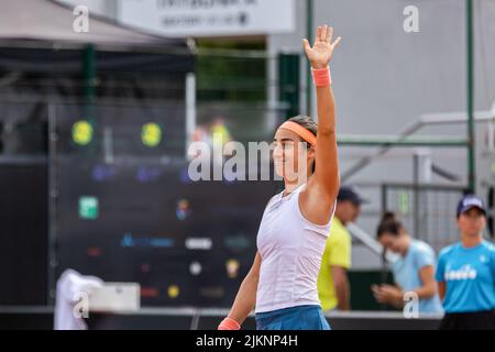 Varsavia, Polonia. 28th luglio 2022. Caroline Garcia Waves durante il secondo round match BNP Paribas Poland Open - WTA 250 tra Elisabetta Cocciaretto (Italia) e Caroline Garcia (Francia) a Varsavia. (Punteggio finale; Elisabetta Cocciaretto 0:2 (3:6, 5:7) Caroline Garcia) Credit: SOPA Images Limited/Alamy Live News Foto Stock