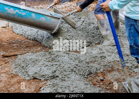 È in corso il processo di colata del cemento per un nuovo vialetto in cemento su una proprietà residenziale Foto Stock