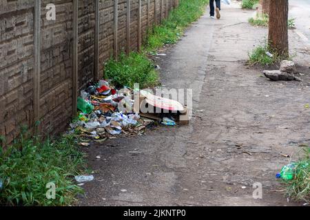 Il grande mucchio di spazzatura nelle strade di Harare Foto Stock