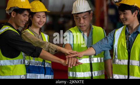 Il lavoro di squadra e il gruppo di lavoro di spirito di squadra danno cinque alto insieme concetto di fiducia corporativa nell'industria di squadra di fabbrica di produzione celebrano il successo di premio Foto Stock