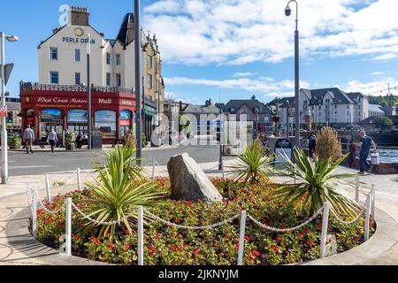 Oban resort città sulla costa occidentale della Scozia, scena stradale del centro città con fiori e fiori estivi, Scozia, estate del Regno Unito 2022 Foto Stock