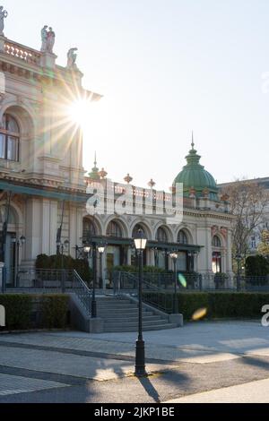 Immagine verticale di un edificio della sala concerti Kursalon di Vienna Foto Stock