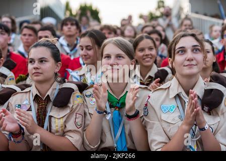 Praga, Repubblica Ceca. 02nd ago 2022. I partecipanti che indossano uniformi scout partecipano alla cerimonia di apertura della Jamboree dell'Europa centrale. Più di 1200 scout di ragazzi e ragazze provenienti da 23 paesi hanno partecipato al Jamboree dell'Europa Centrale a Praga. Il Jamboree dell'Europa centrale è un incontro di 10 giorni con varie attività per gli adolescenti scout. Lo scouting è stato fondato 115 anni fa da Robert Baden-Powell. Oggi ha più di 50 milioni di membri in tutto il mondo. Credit: SOPA Images Limited/Alamy Live News Foto Stock