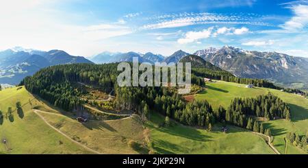Panorama aereo di un paesaggio alpino in estate, con prati di montagna e boschi verdi. Vacanze escursionistiche a Alpbach e valle Inntal in Tirolo, Austri Foto Stock