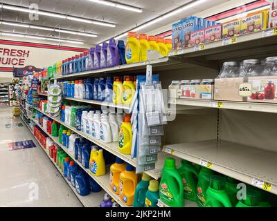 Un'immagine selettiva della corsia di pulizia in un punto vendita con alcune sezioni vuote Foto Stock
