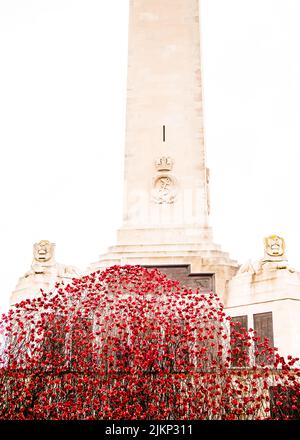 Un'onda di papaveri in ceramica commestendo coloro che lost la loro vita in mare nelle due guerre mondiali al Plymouth Hoe Navy War Memorial. Settembre 2017 Foto Stock