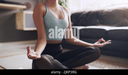 Namaste a casa e chill. Una persona anonima che pratica la meditazione a casa. Foto Stock