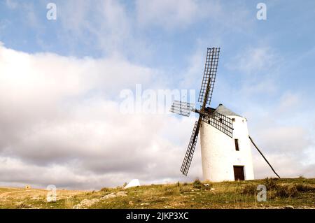 Un tipico mulino a vento spagnolo in una giornata nuvolosa a campo de Criptana, Spagna Foto Stock