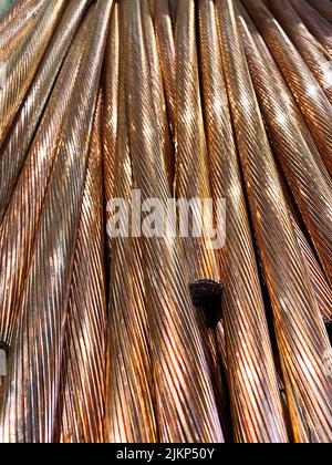 Filo di rame lucido pronto per essere riciclato. Immagine di alta qualità Foto Stock