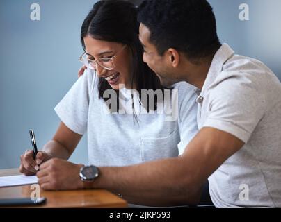 Il tuo tocco di velluto mi riporta alla luna. Una giovane coppia che completa la documentazione in ufficio. Foto Stock