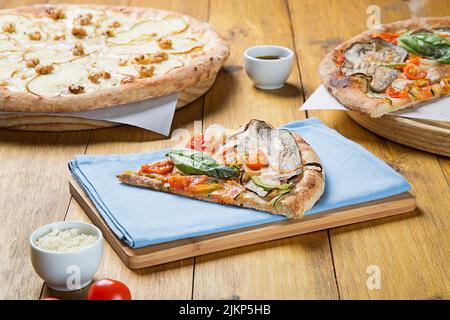 Le pizze fresche su tavole di legno Foto Stock