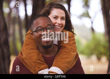 Una coppia affettuosa che trascorre la giornata all'aria aperta. Foto Stock