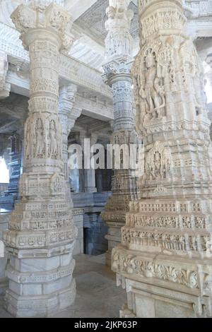 Un colpo verticale di colonne scolpite intricate nel tempio Ranakpur Jain in India Foto Stock