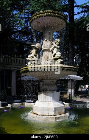Fontana tradizionale a più livelli in un parco a Batumi Georgia Foto Stock