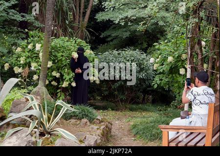 Sessione fotografica nel giardino nazionale di Batumi in Georgia Foto Stock