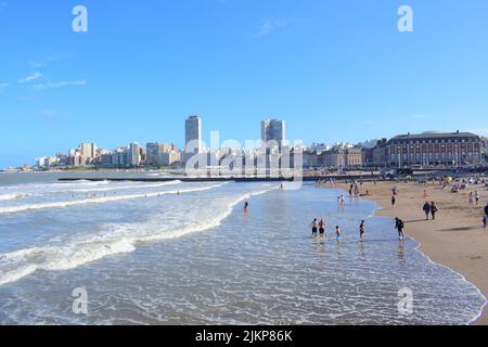 Una bella foto vacanzieri alla spiaggia di Playa Bristol in una giornata di sole con un paesaggio urbano di Mar del Plata sullo sfondo contro il cielo blu in Argentina Foto Stock