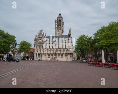 Middelburg, Paesi Bassi, 10 luglio 2022, municipio di Middelburg in stile tardo gotico situato sul mercato Foto Stock