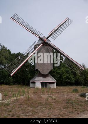 Mulino a vento molto vecchio da Millegem, costruito nel 1800 e da ammirare a Bokrijk, Belgio Foto Stock