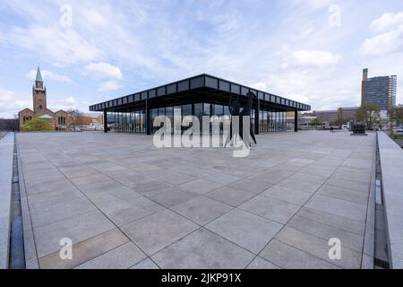 La bella facciata della Nuova Galleria Nazionale di Berlino, Germania contro un cielo nuvoloso Foto Stock