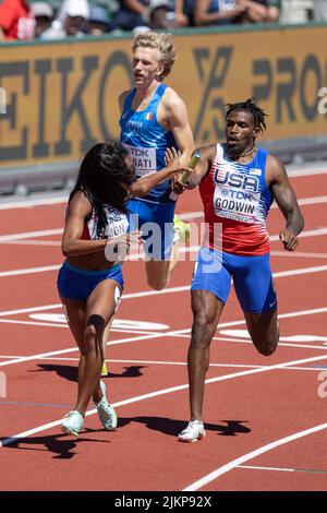 Elija Godwin passa il testimone a Kennedy Simon mentre gli USA si qualificano per la finale della 4 x 400 relè misto con un tempo di 3:09,34 durante la mattina Foto Stock