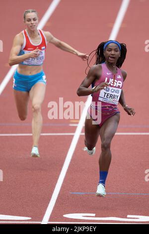 Twanisha Terry (USA) si qualifica per le semifinali con un tempo di 10,95 nei 100 metri durante la sessione pomeridiana del giorno 2 dell'Atletica Mondiale Foto Stock