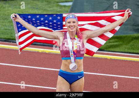 Sandi Morris (USA) si pone con la medaglia d'argento nella pole vault durante la sessione pomeridiana del giorno 3 dei Campionati mondiali di atletica Oregon22, Foto Stock