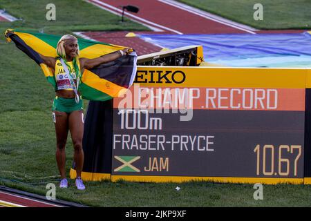 Shelly-Ann Fraser-Pryce (JAM) celebra un campionato del mondo nei 100 metri con un tempo record di campionato di 10,67 durante la sessione pomeridiana Foto Stock
