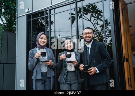 gli uomini d'affari gustano il caffè mentre si è in pausa Foto Stock