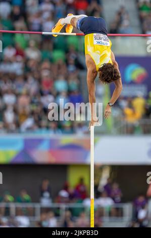 Mondo Duplantis (SWE) vince la pole vault in un'altezza record mondiale di 20-4 1/2 (6,21) durante la sessione pomeridiana del giorno 10 del World Athletics CH Foto Stock