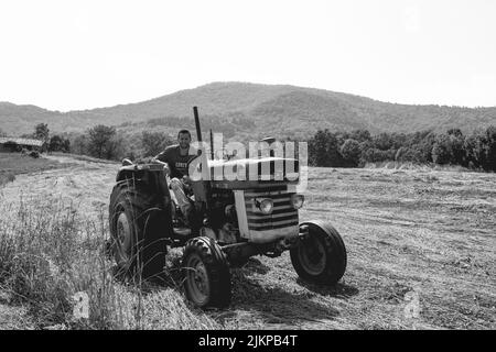 Massey Ferguson 165 Ebro, trattore rosso vecchio e robusto Foto Stock