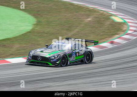 Auto da corsa veloce in pista bagnata, Mercedes Benz AMG GT3 Foto Stock