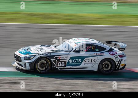 Auto da corsa veloce in pista bagnata, Mercedes Benz AMG GT4 Foto Stock