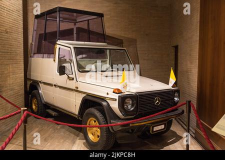 Auto fuoristrada classica di colore bianco, modello speciale papa. Mercedes Benz Classe G Foto Stock
