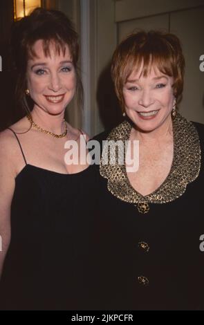 Shirley MacLaine e la figlia Sachi Parker partecipano al 2nd Annual Directors Guild of America Honors al Grand Hyatt di New York City il 10 dicembre 2000. Photo Credit: Henry McGee/MediaPunch Foto Stock