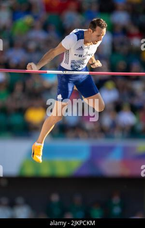 Renaud Lavillenie (fra) dà il via libera a 18-10 1/4 (5,75) per qualificarsi per le finali nella pole vault durante la sessione pomeridiana del giorno 8 del Mondiale Athleti Foto Stock