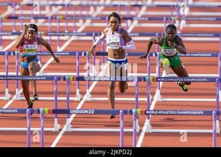 Kennra Harrison (USA) gestisce una stagione migliore del 12,27, mentre Tobi Amusan (NGR) gestisce un tempo record mondiale di 12,12 nella semifinale di 100 metri di ostacoli durante l'af Foto Stock