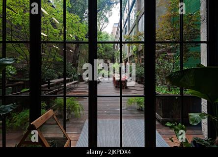 Il ristorante giardino interno dell'hotel Stamba in Tbilisi Georgia Foto Stock