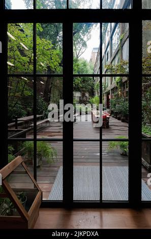 Il ristorante giardino interno dell'hotel Stamba in Tbilisi Georgia Foto Stock