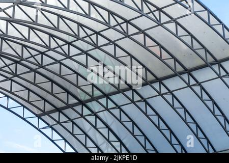 Struttura in metallo con tetto trasparente. I metodi più recenti di costruzione. Foto Stock