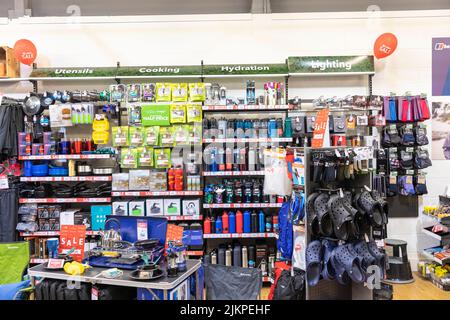 Negozio all'aperto Millets a Bury, attrezzature per il campeggio per idratazione, cucina e illuminazione in vendita, Manchester, Inghilterra, Regno Unito Foto Stock